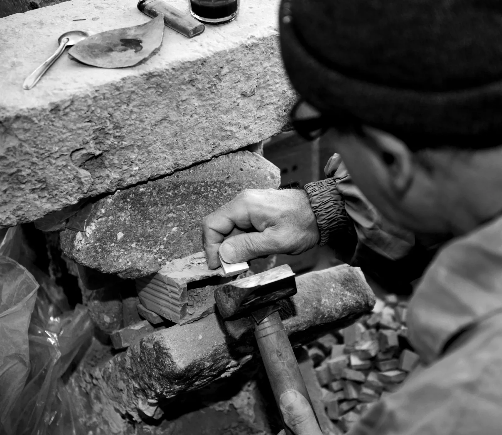 Scalpellino al lavoro sulla pietra